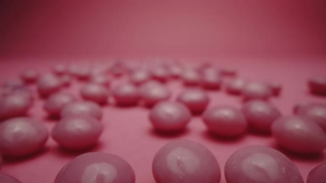 粉红色的酸味糖果视频素材
