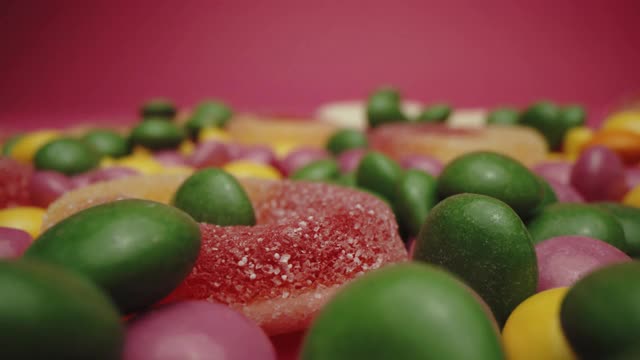 糖软糖与多种颜色的酸糖果视频素材