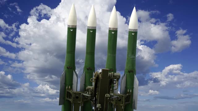 现代俄罗斯防空导弹对抗移动的云层视频下载