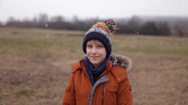 冬日里一个小男孩的肖像视频素材