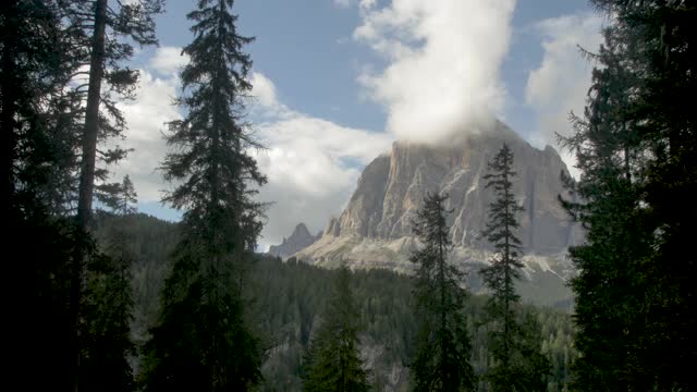 令人难以置信的白云石与云，树木和巨大的山脉4K视频下载