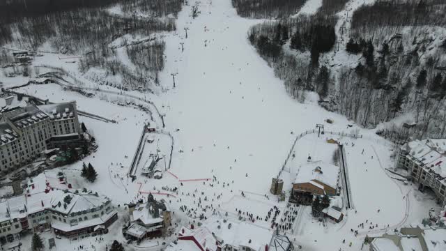 冬季在魁北克的滑雪山视频素材