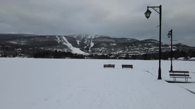 冬季加拿大的滑雪村视频素材