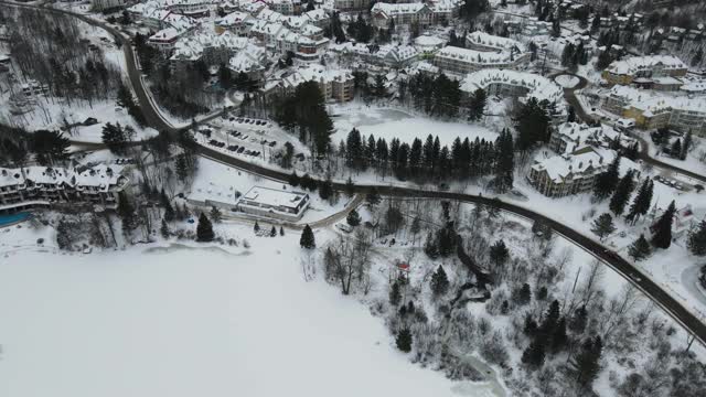 加拿大冬季的滑雪村视频素材