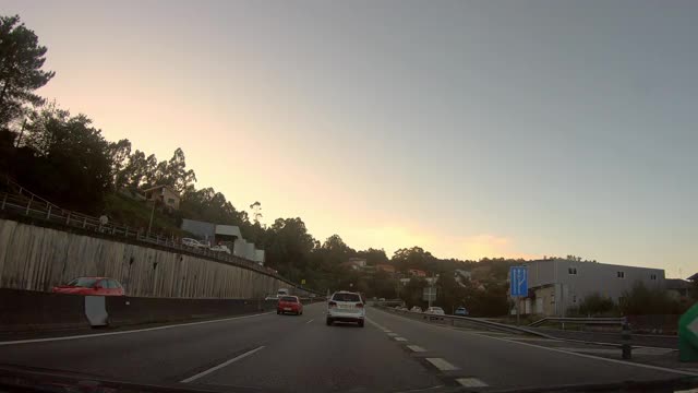 日落时司机在路上的视角。视频下载