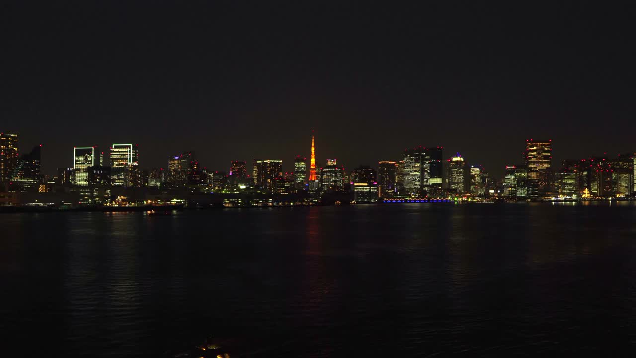 从彩虹桥上俯瞰东京黄昏的摩天大楼视频下载