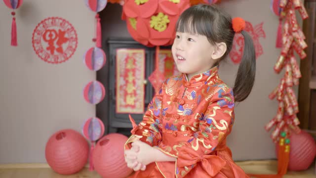 身着传统服装庆祝中国新年的年轻女孩视频下载