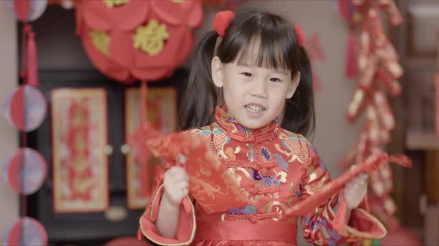 身着传统服装庆祝中国新年的年轻女孩视频购买