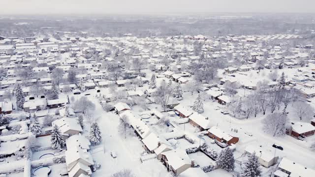 鸟瞰图蒙特利尔郊区在冬季雪灾后，拉瓦尔，魁北克，加拿大视频下载