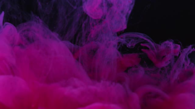 流动的丙烯酸油墨在黑色背景上孤立的水，慢动作多色液体流动，粉红和蓝色油墨的慢动作和混合流入水中，丙烯酸涂料在水中，颜色在运动，深的空间，散焦视频下载