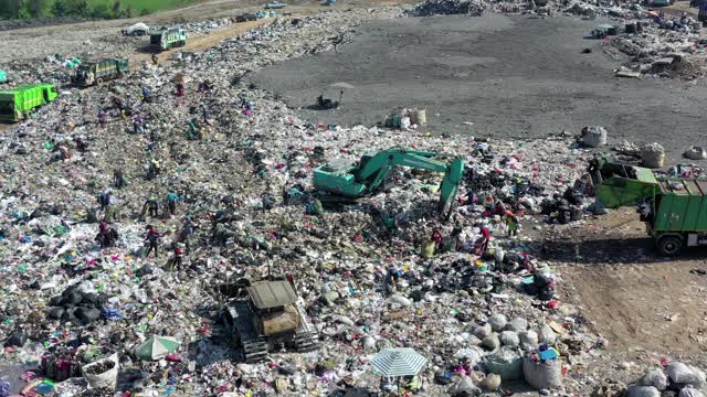 垃圾填埋场用垃圾车处理垃圾，鸟瞰图视频素材