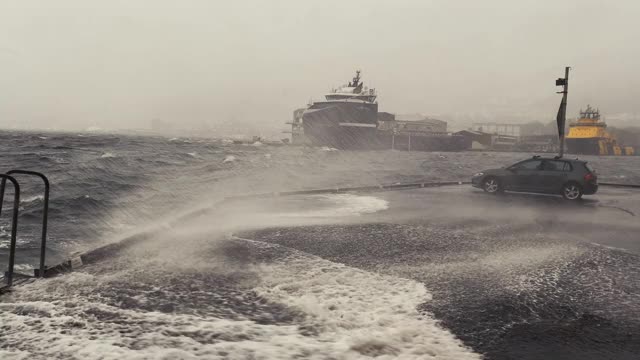 卑尔根港有暴风雨天气，狂风大作，海面波涛汹涌视频素材