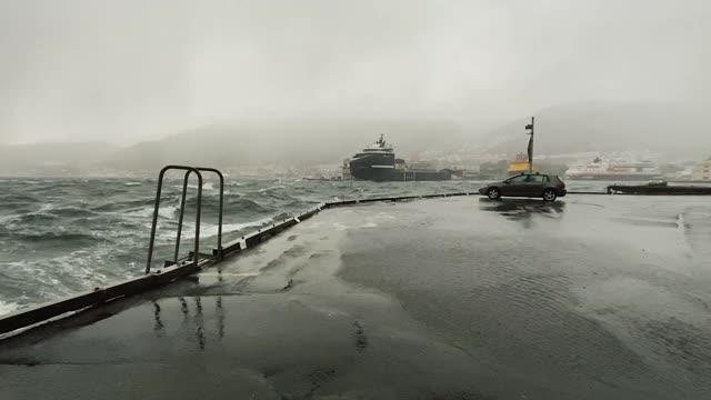 卑尔根港有暴风雨天气，狂风大作，海面波涛汹涌视频素材