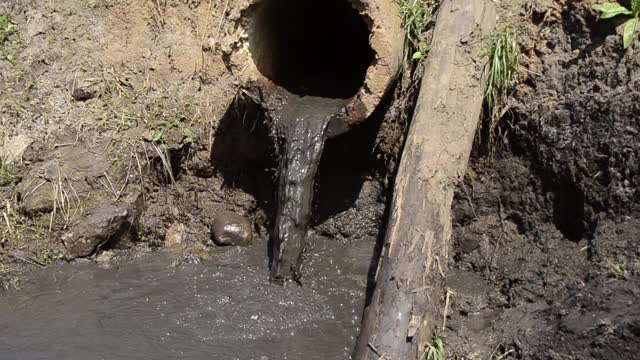 脏水从旧管子里流出来视频素材