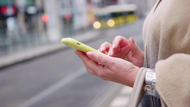 在城市通勤时使用手机的女人视频下载