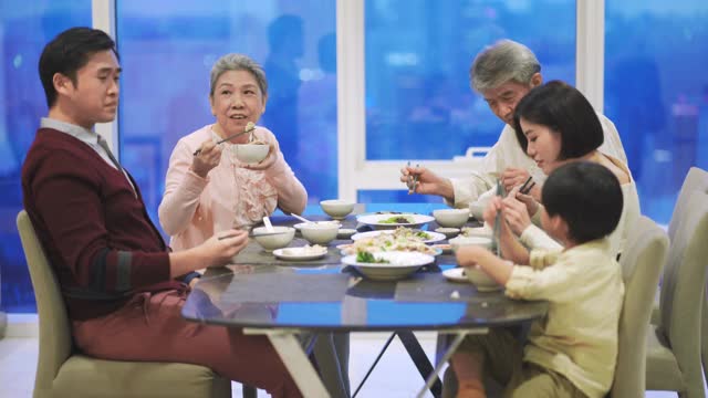 亚洲华人家庭在春节期间在家吃团圆饭视频素材