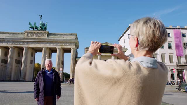 一对老年夫妇去柏林拍照视频素材