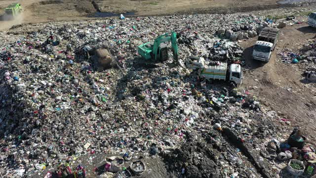 垃圾填埋场用垃圾车处理垃圾，鸟瞰图视频下载