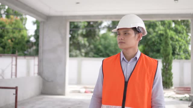 亚洲华人建筑师在工地上观察进展。视频素材