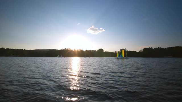 鸟瞰日落时平静的湖面上满是帆船视频素材