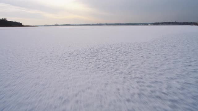 波维兹基湖面结冰。无人机拍摄波兰的冬天视频素材