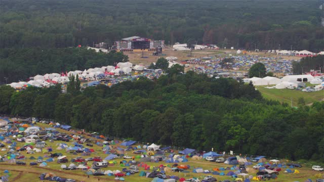 音乐节的露营地。绿色的田野和森林。鸟瞰图视频下载