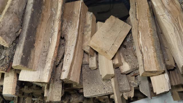 柴火日志。松木。堆柴火。桦木和松木堆。折叠的劈开的木头视频素材