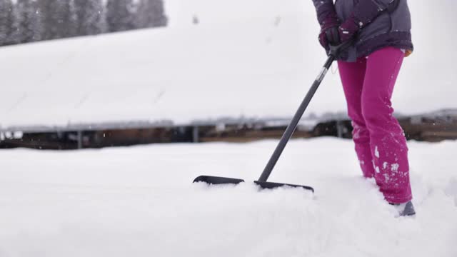 十几岁的女孩帮助清除后院的雪视频下载
