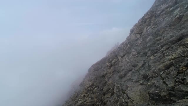 山脉和浓雾的鸟瞰图视频下载