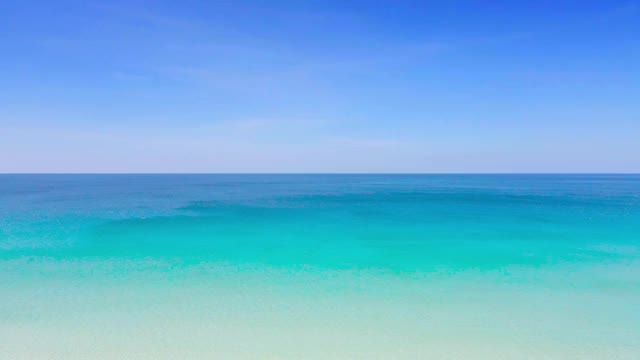 鸟瞰图绿松石海的风景景观，绿松石海在夏天的一天，泰国普吉岛旅游之旅。海滩海域空间面积。在泰国普吉岛的卡伦海滩。自然和旅游的概念。视频下载