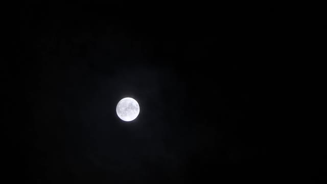 满月在云后面移动。视频素材