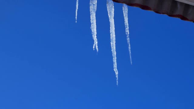 蓝色天空背景上的冰柱视频素材