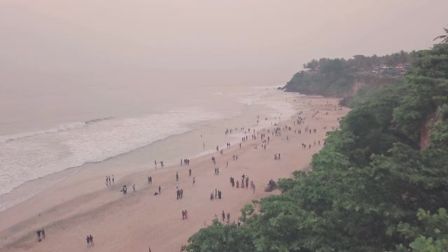 在印度喀拉拉邦度假期间，繁忙的瓦尔卡拉海滩。空中无人机视图视频下载