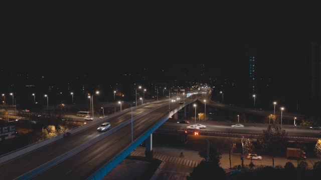 夜间高架桥上的汽车视频素材