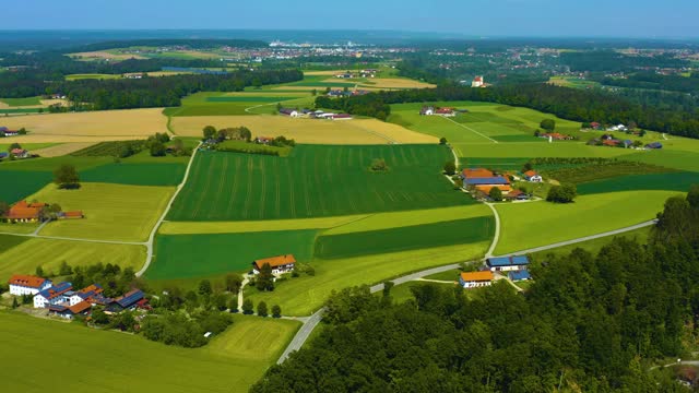 在巴伐利亚的村庄Unterhadermark周围的鸟瞰图。视频下载