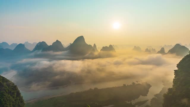 日出时分的桂林景观，漓江和喀斯特山脉，广西，中国。视频素材