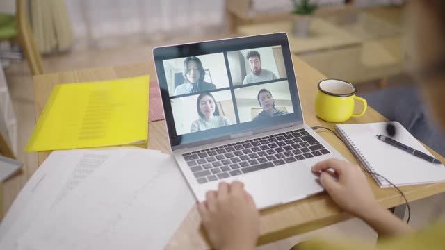 女人做网络会议和她的同事在家里交谈视频下载
