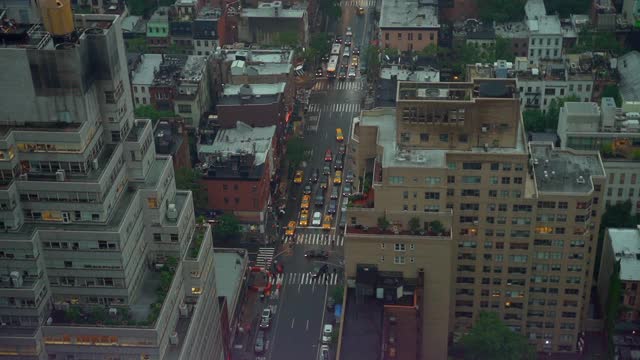 封锁时间流逝拍摄的街道上的交通在城市的建筑物在黄昏-纽约市，纽约视频素材