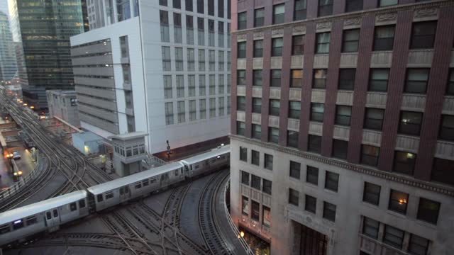 伊利诺斯州芝加吉市的一座桥上，一列地铁被封锁视频素材