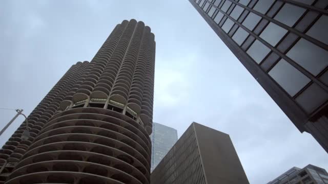 低角度平移拍摄的现代摩天大楼在城市对天空-芝加哥，伊利诺伊州视频素材