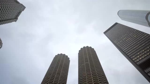 倾斜拍摄在现代城市著名的双子摩天大楼对天空-芝加哥，伊利诺斯州视频素材