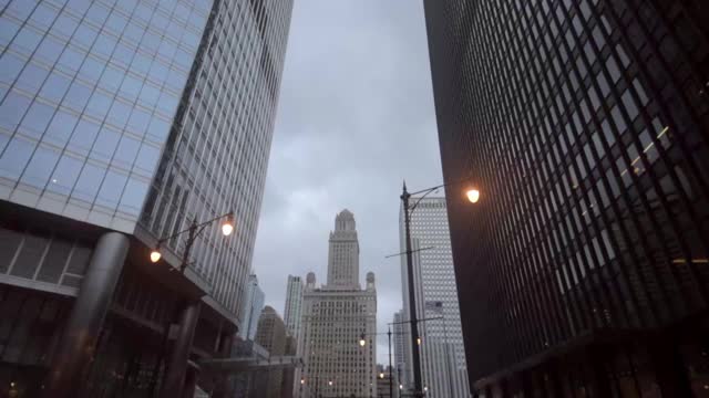 倾斜镜头在城市的现代高楼对天空-芝加哥，伊利诺伊州视频素材