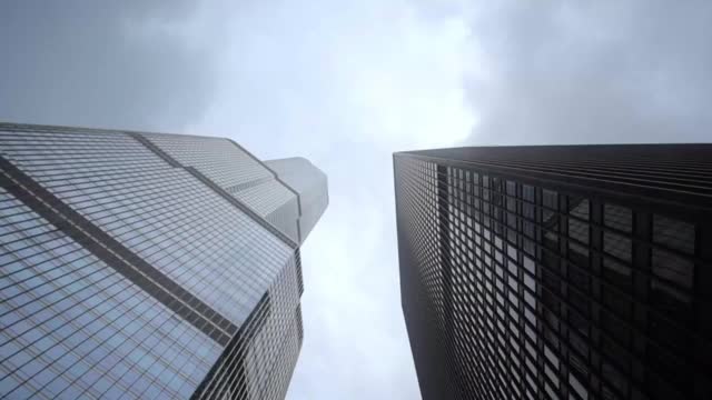 低角度平移拍摄的现代高楼在城市对天空-芝加哥，伊利诺斯州视频素材