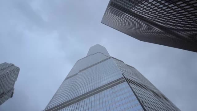 倾斜拍摄的现代高楼在城市对天空-芝加哥，伊利诺伊州视频素材