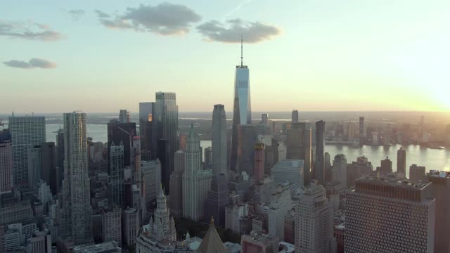 空中拍摄的金融区摩天大楼的天空，无人机飞向著名的一个世界贸易中心在城市日落-纽约市，纽约视频下载