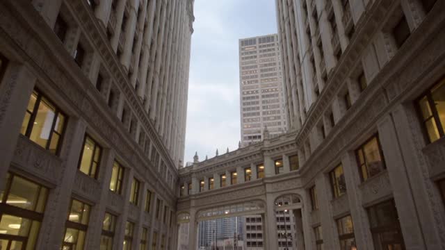 倾斜镜头的现代建筑与天桥的天空-芝加哥，伊利诺斯州视频素材