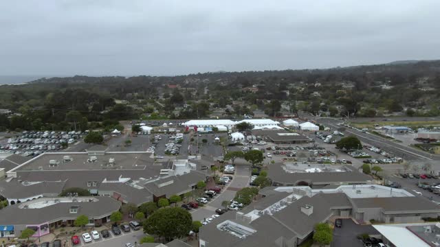 航拍的城市景观与一年一度的马拉松赛事的天空，无人机向前飞在城市的停车场-大苏尔，加利福尼亚州视频下载