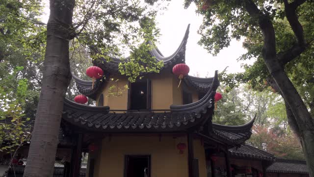 在阳光明媚的日子里，中国苏州，从佛教寺庙的屋顶上拍摄的红灯笼视频素材