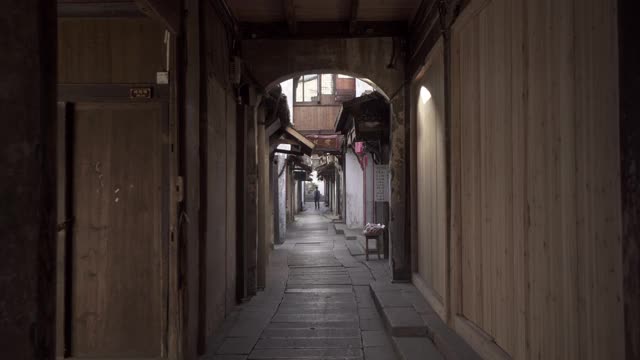 全长男人走在狭窄的小巷中的房子-苏州，中国视频素材