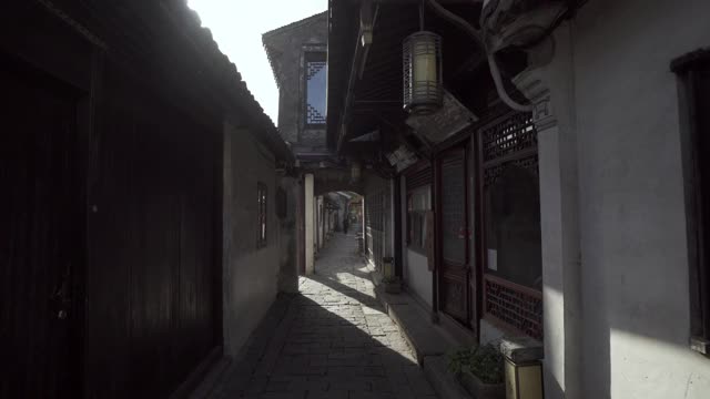 全长人走在狭窄的小巷中的房子-苏州，中国视频素材